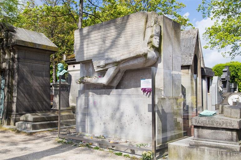 Het graf van Oscar Wilde op Pere Lachaise in Parijs