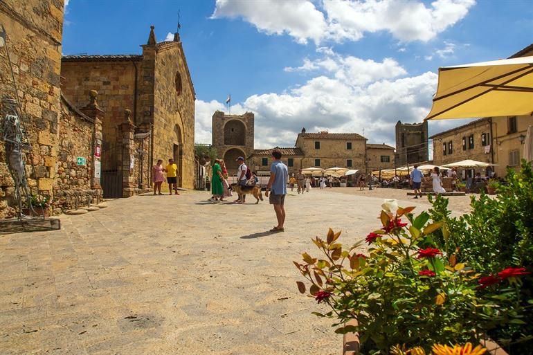 Het hoofdplein Piazza Roma, Monteriggioni