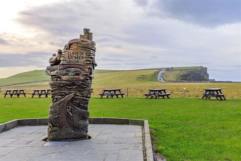 Het houten standbeeld bij de ingang van Cliffs of Moher, Ierland