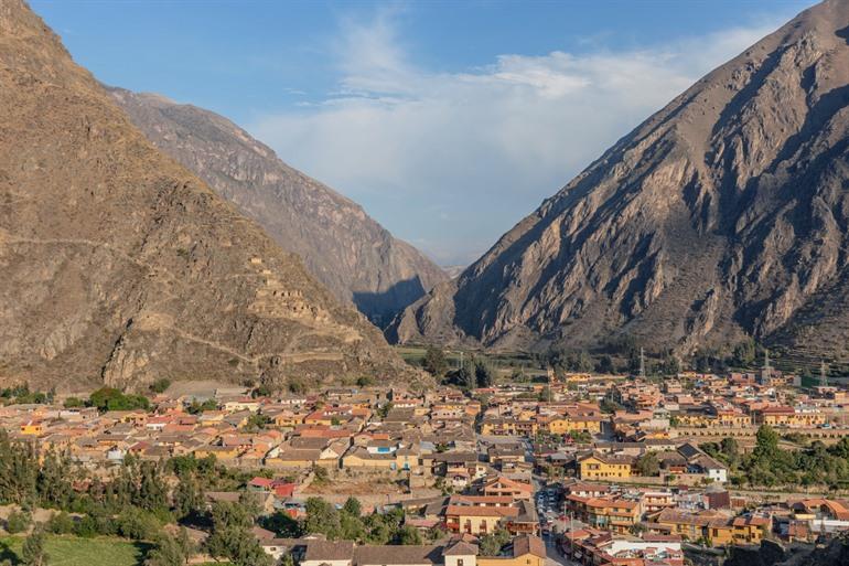 Het huidige dorp met de ruïnes in de achtergrond