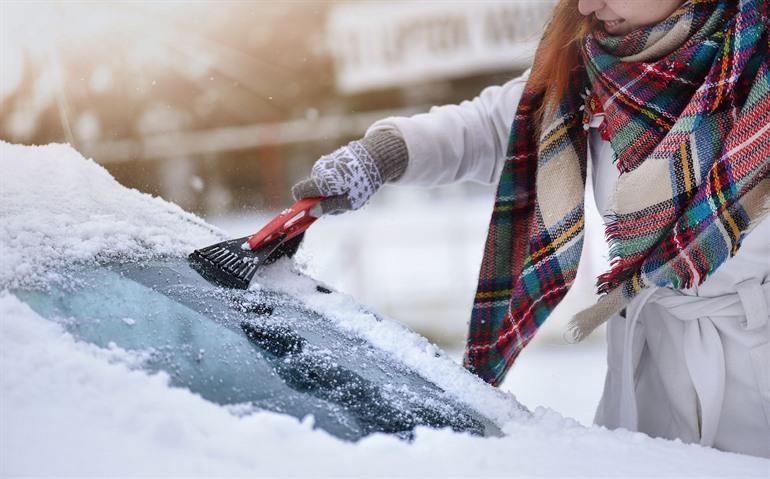 Het ijs van je autoruiten afkrabben met een ijskrabbertje