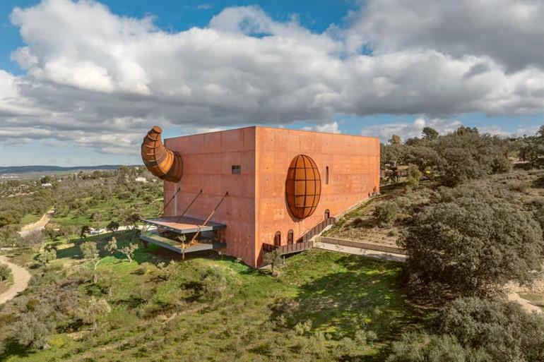 Het indrukwekkende gebouw van Almazara El Toro.