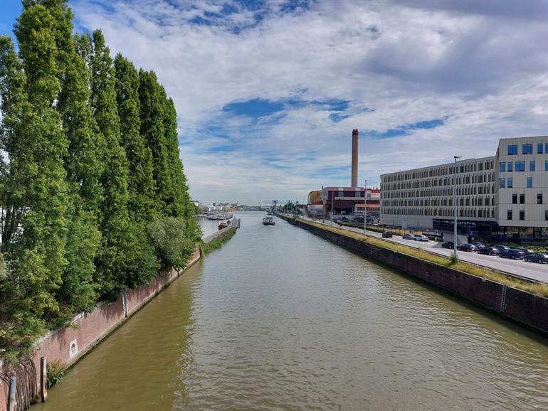 Het Kanaal langs Dockx Shopping Centre, Brussel