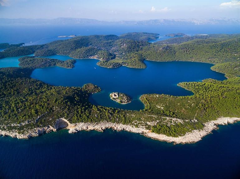 Het meer en klooster van Mljet