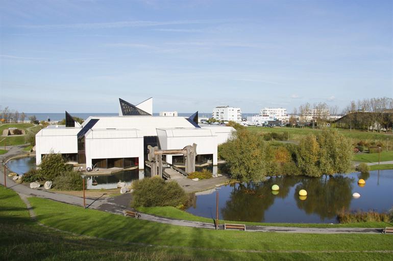 Het museum LAAC tussen de groene heuvels