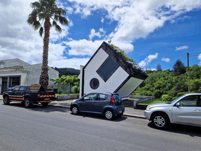 Het omgekeerde huis, Casa Invertida in Furnas
