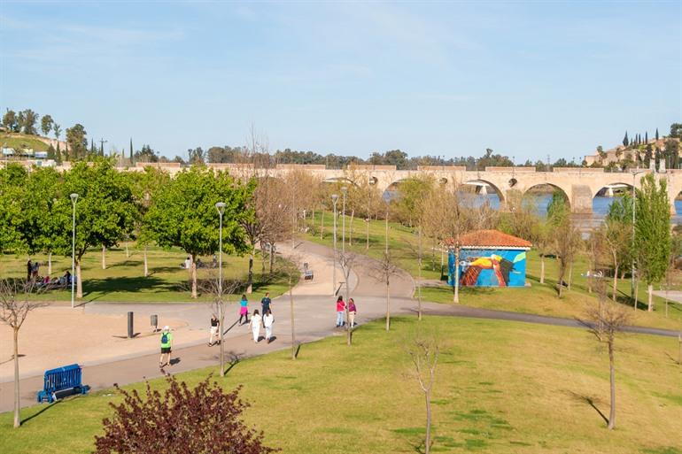 Het park met de bekende Puente de Palmas