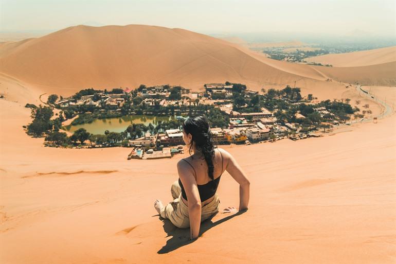Het prachtige uitzicht op de top van de duinen
