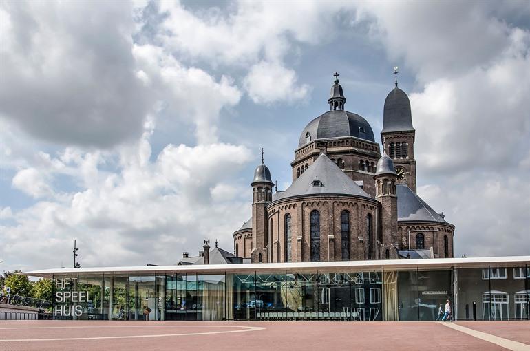 Het Speelhuisplein, Helmond