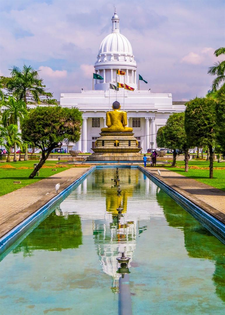 Het stadhuis van Colombo vanuit het park