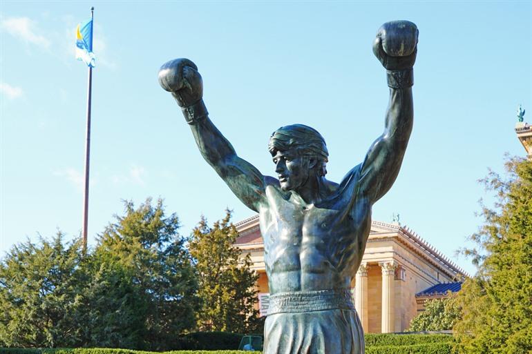 Het standbeeld van de fictieve boxer Rocky