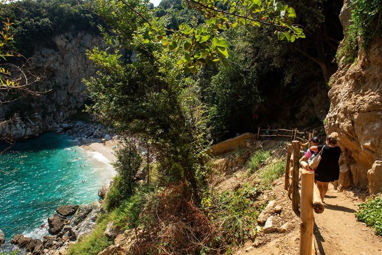 Het strand van Fakistra op het Pilion-schiereiland