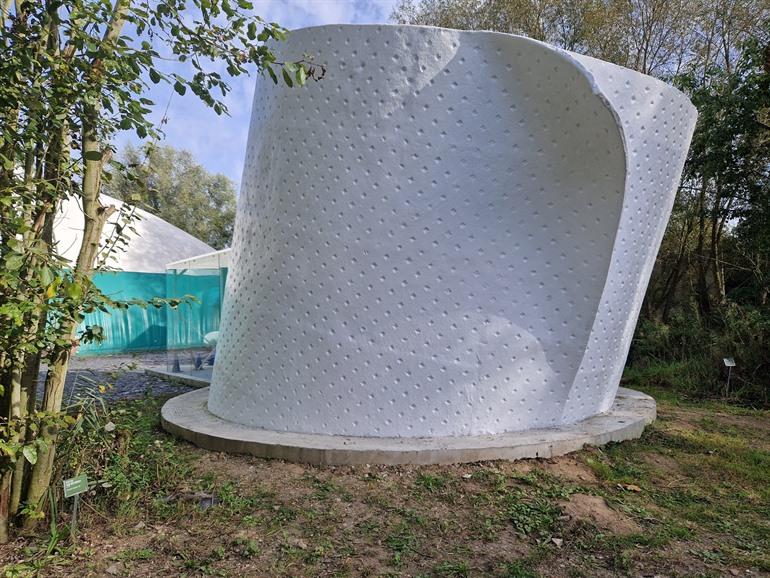 Het toilet in de Verbeke Foundation