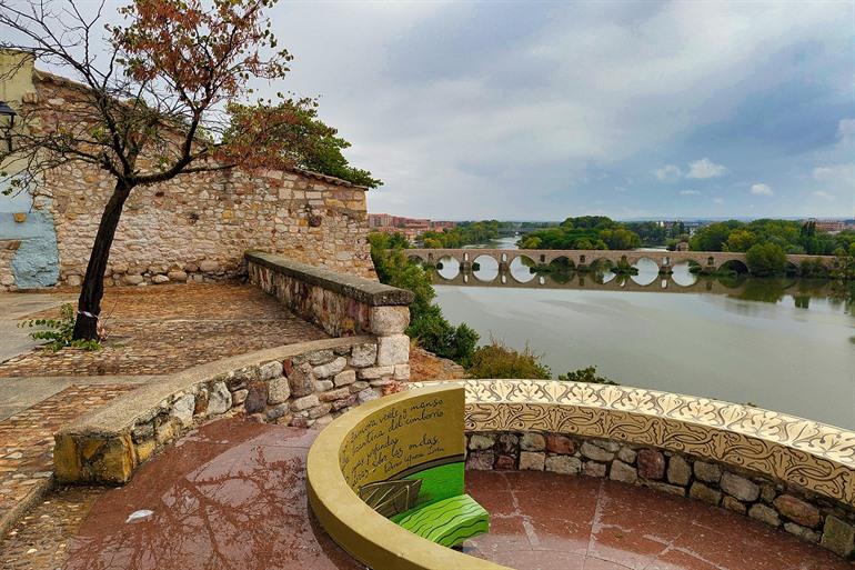 Het uitzicht op Puente de Piedra vanaf Mirador del Troncoso