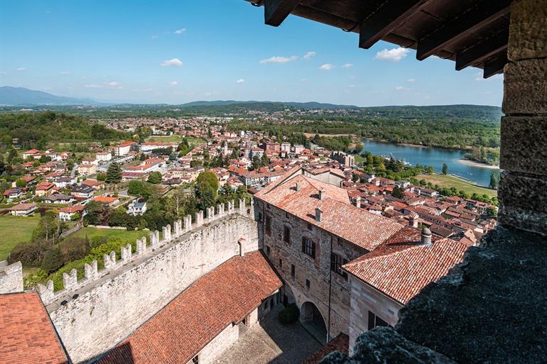 Het uitzicht vanaf Rocca di Angera, Lombardije