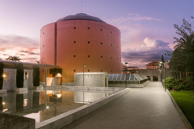 Het unieke MEIAC-gebouw