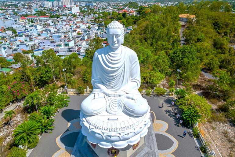 Het witte boeddhabeeld bij de Long Son Pagoda, Nha Trang