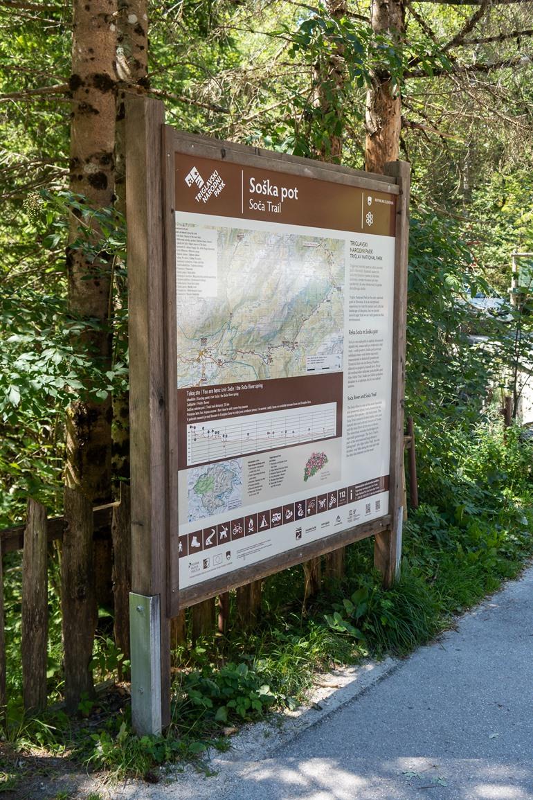 Hiken over de Soča trail langs de Soča rivier, Slovenië