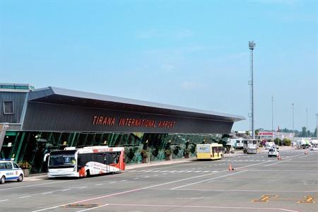 Hoe van luchthaven Tirana naar het stadscentrum? Alle info, tips + tickets