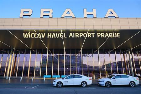 Hoe van luchthaven Praag naar het centrum reizen?