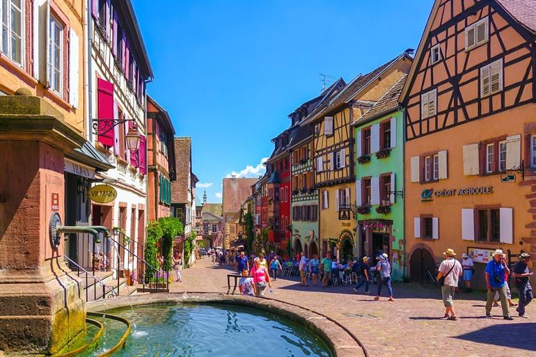 Hoofdstraat Rue du Général de Gaulle in Riquewihr, Elzas