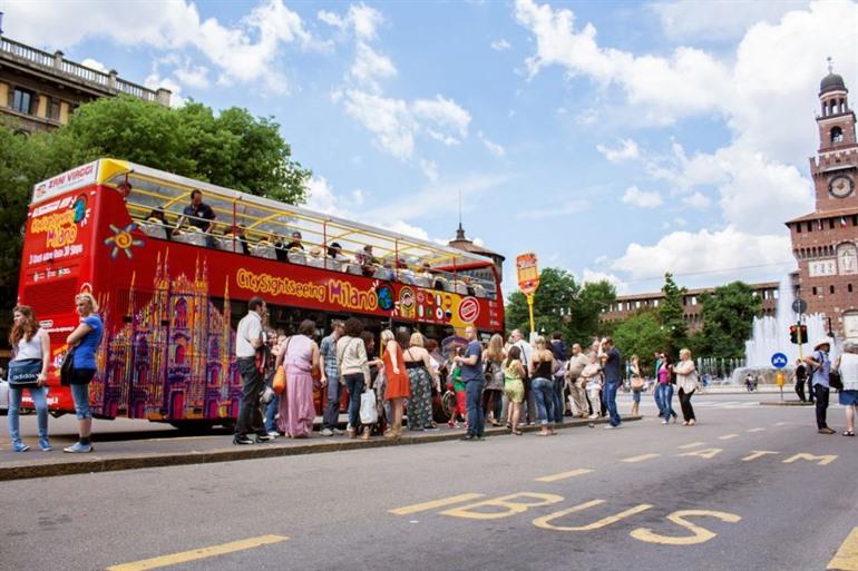 Hop-on-hop-off bus in Milaan, Italië