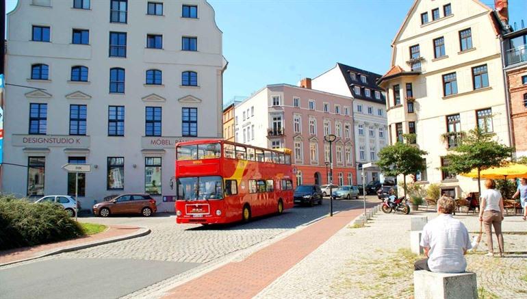 Hop-on hop-off bustour in Rostock, Duitsland
