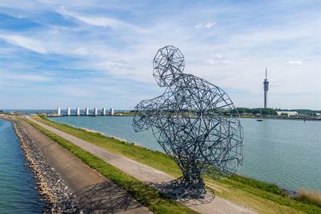 Hurkende man van Land Art in Flevoland