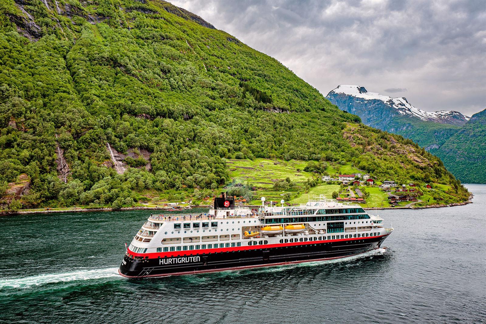 Hurtigruten Vaar Met Een Postboot Langs De Noorse Fjorden