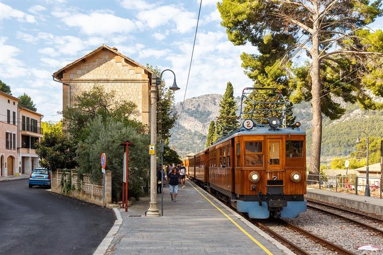 Iconische houten trein van Palma naar Soller, station Bunyola, Mallorca