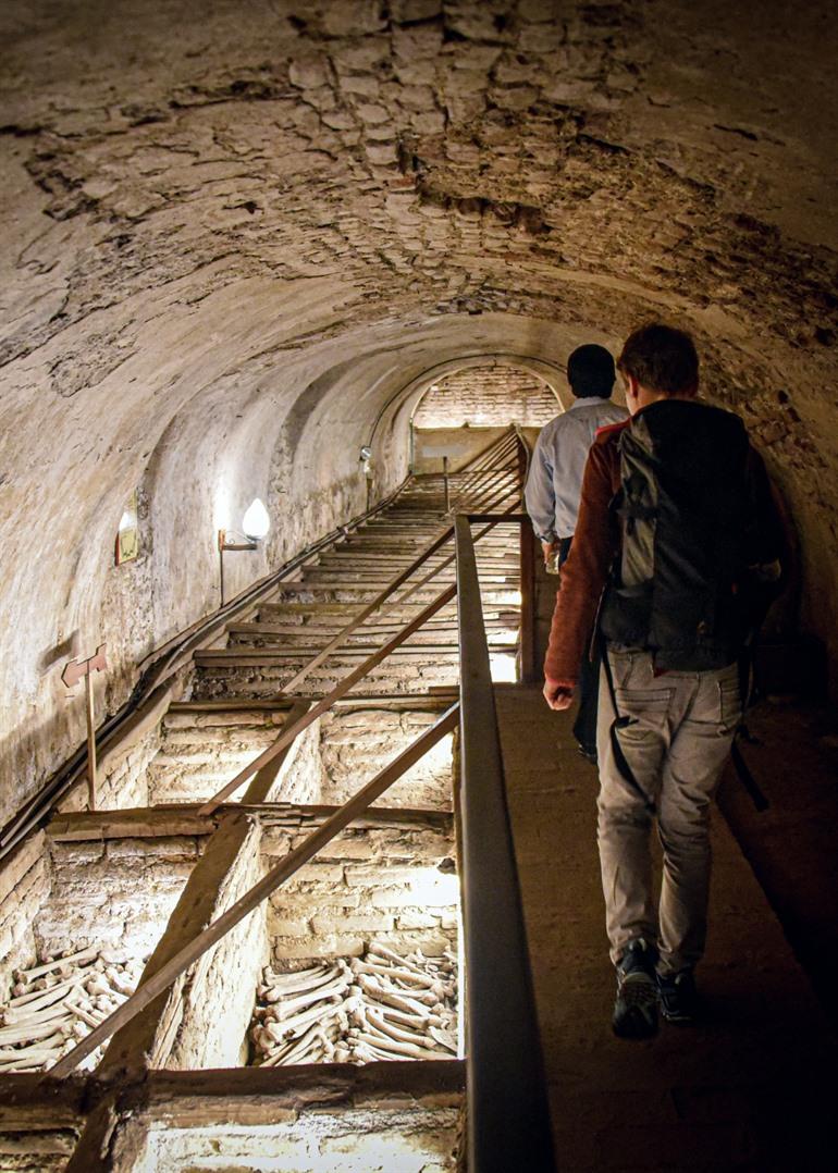 In de catacomben onder het kloostercomplex