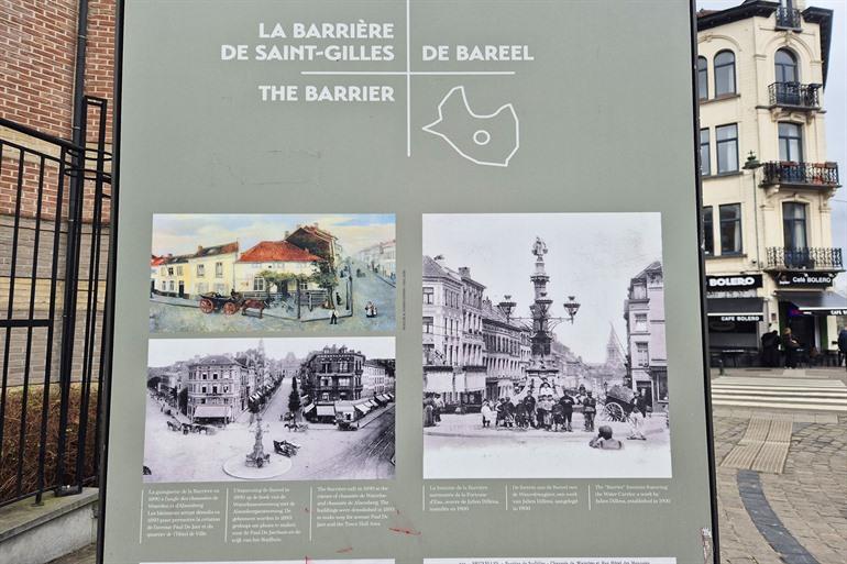 Infobord met archieffoto's van De Bareel, Sint-Gillis