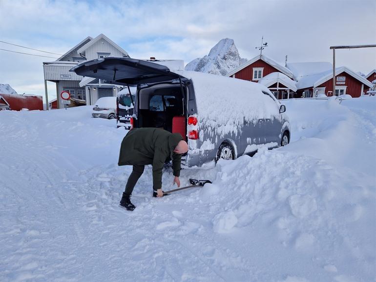 Ingesneeuwde auto in de morgen in de Lofoten