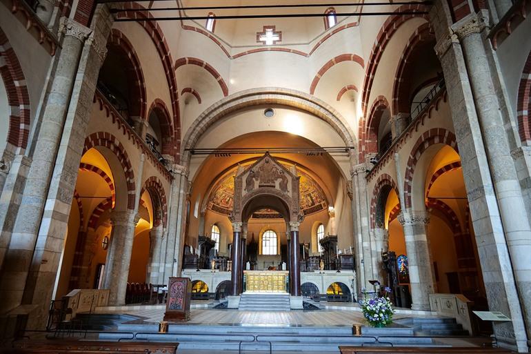 Interieur van Basilica di Sant'Ambrogio, Milaan