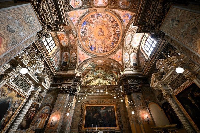 Interieur van de Chiesa e Monastero di San Giorgio in Salerno