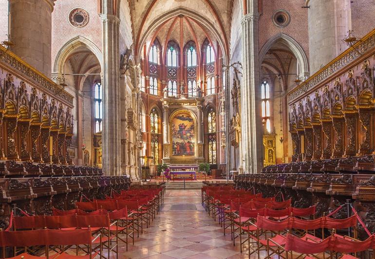 Interieur van de Santa Maria Gloriosa dei Frari basiliek, Venetië