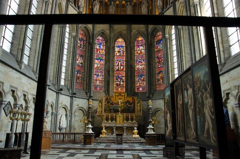 Interieur van de Sint-Maartenskathedraal in Ieper, Westhoek