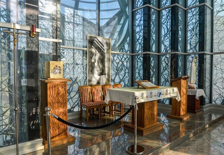 Interieur van het Moeder Teresa Gedenkhuis bezoeken in Skopje, Noord-Macedonië