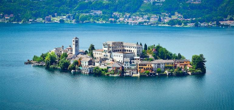 Isola San Giulio bij Lago d'Orta, Ligurië