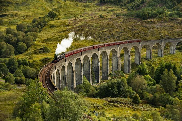 Jacobite stoomtrein over het Glenfinnan viaduct in Schotland