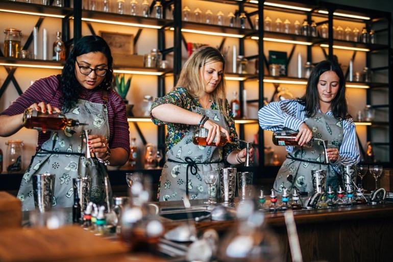 Je eigen whiskey samenstellen tijdens een workshop bij Roe and Co Distillery