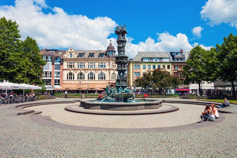 Josef-Görres-Platz met de fontein in Koblenz