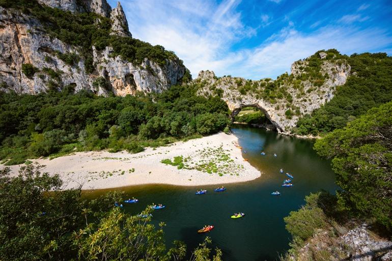 Kajakken onder Le Pont d'Arc
