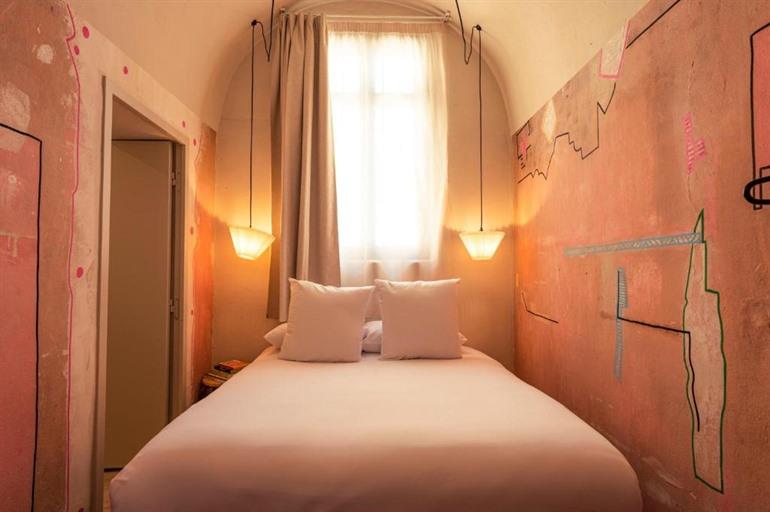 Kamer boeken in de oude stadsgevangenis van Béziers