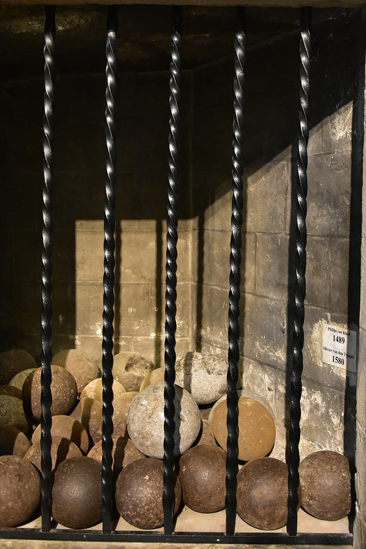 Kanonballen van Philips van Kleef in de Sint-Martinusbasiliek in Halle