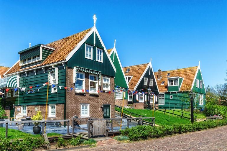 Karakterstieke groene huizen op Marken