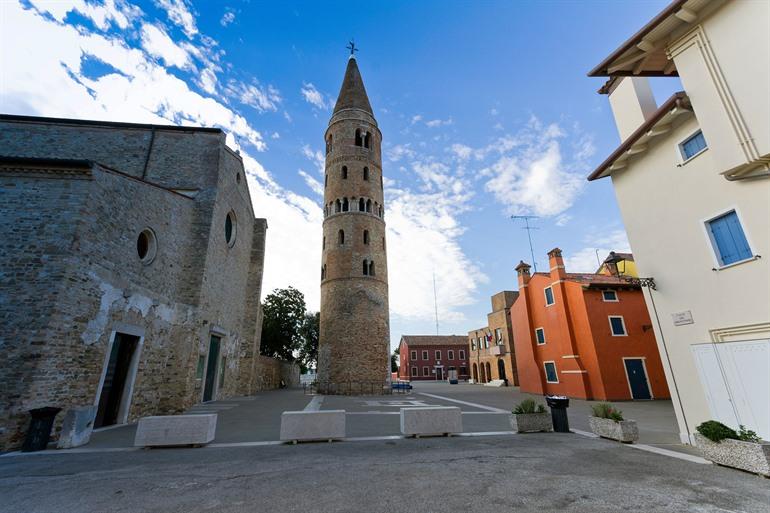 Kathedraal en klokkentoren van Caorle op het Piazza Vescovado