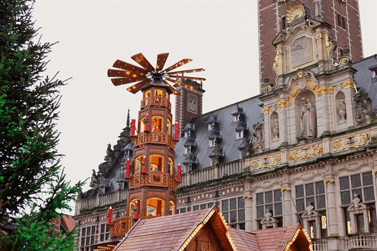 Kerstdecoratie op de Leuvense Kerstmarkt.