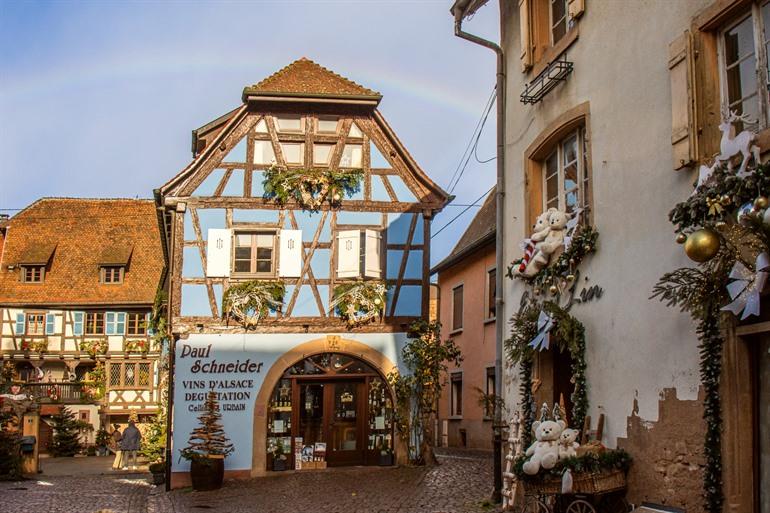 Kerstversiering in alle straten van Eguisheim