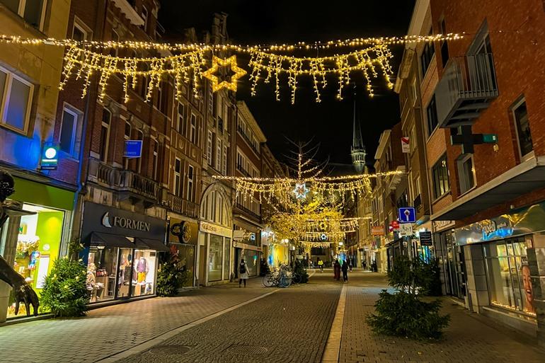 Kerstversiering in de winkelstraten